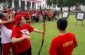 Luar Biasa Aksi Menkeu Sri Mulyani Atraksi Memanah di Dies Natalis PKN STAN, Tepat Sasaran!