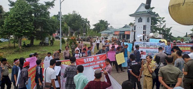 Pendemo: Pak Bupati Sarolangun Copot Kades Simpang Bukit