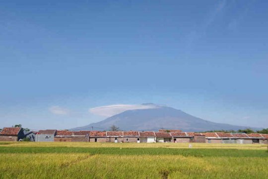 BMKG Jelaskan Terbentuk "Awan Topi" di Atas Gunung Ciremai Bahayakan Penerbangan