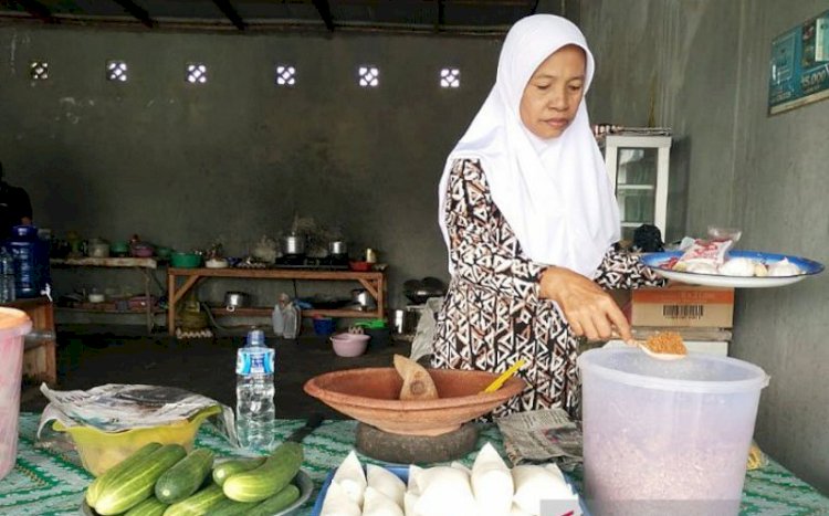 Kisah Lika-liku Penjual Pencok di Sampit Berangkat Haji Bersama Anaknya