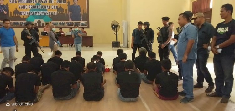 Polisi Amankan Dua Senpi dan Belasan Sajam dari Massa SMB Sore Ini
