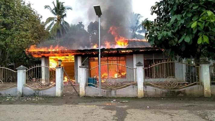 BREAKING NEWS!! Rumah Kades Lubuk Kepayang Sarolangun Ludes Terbakar