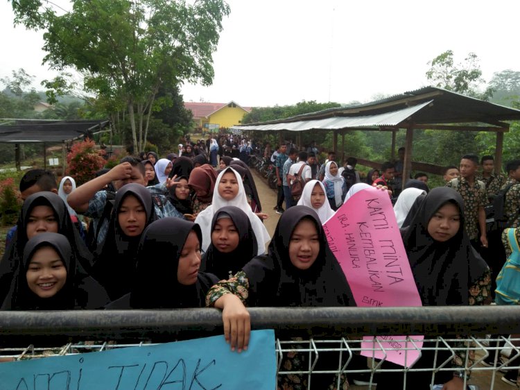 Aksi Mogok Belajar, Ratusan Siswa SMKN 10 Jujuhan Bungo Tolak Kepala Sekolah Baru