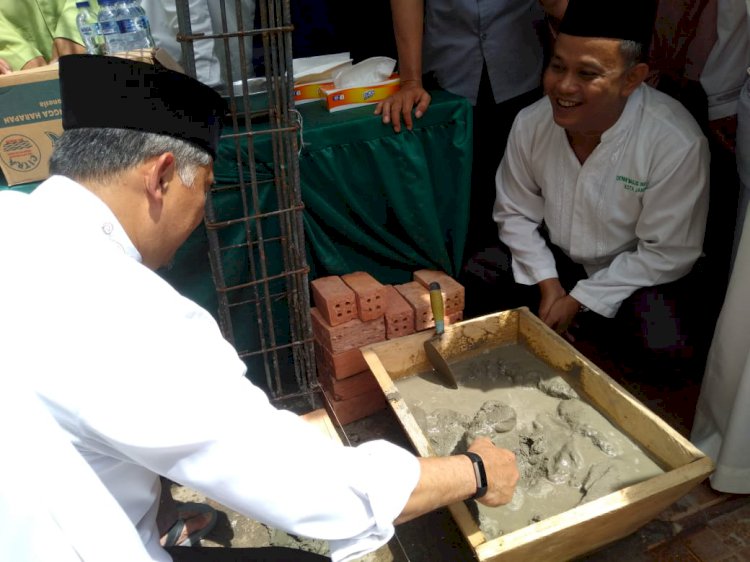 Walikota Jambi Menyumbang dan Peletakan Batu Pertama di Masjid Ilham