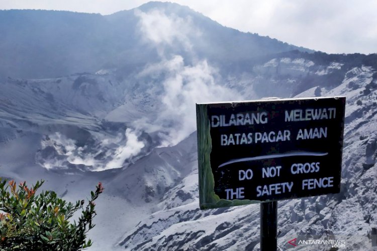 Masyarakat Dilarang Dekati Kawah Ratu Tangkuban Parahu
