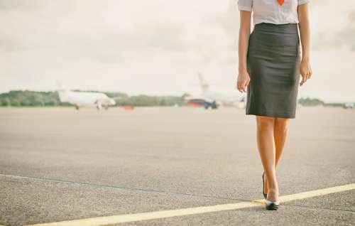 Pramugari Ini Siap Layanan Mesum di Toilet Pesawat, Gaji Kurang Jadi Alasan