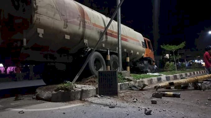 Mobil Tangki Pengangkut CPO Tabrak Hingga Hancur Pembatas Jalan di Bungo