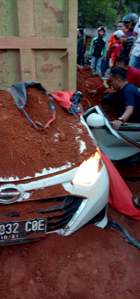 Truk Pengangkut Tanah Timpa Mobil di Tangerang