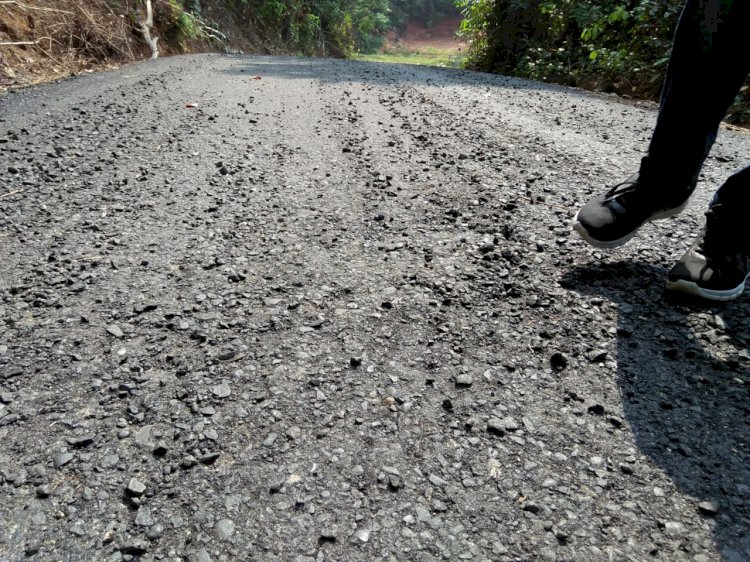 Kades Rantau Ikil Kritik Hasil Pengaspalan Jalan Menuju Kantor Desa yang Asal Jadi