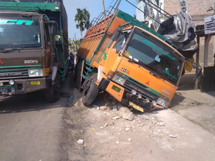 Sopir Mengantuk Truk Fuso Masuk Got di Sengeti