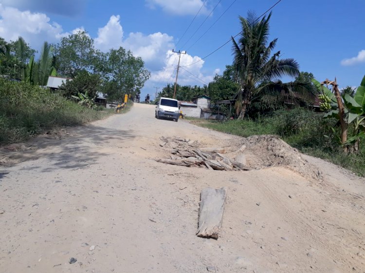 Sepanjang 8 KM Jalan Provinsi Rusak Berat Dikeluhkan Warga Teluk Nilau