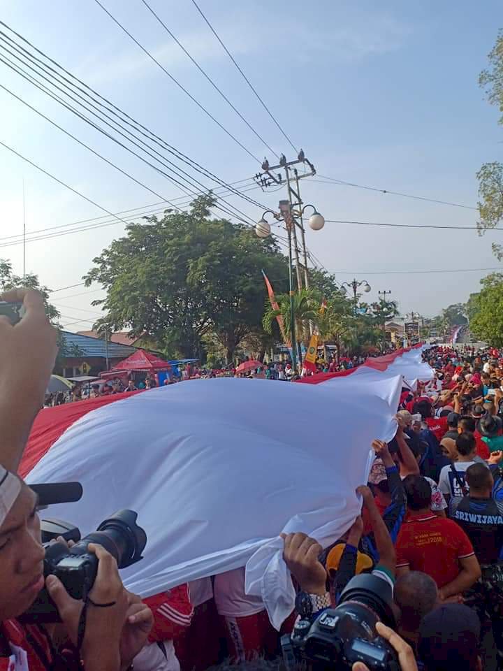 Melihat Kirab 1.000 Meter Bendera Merah Putih Berkibar di Bungo Hari Ini
