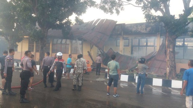 Gedung Logistik Polda NTT Ludes Terbakar