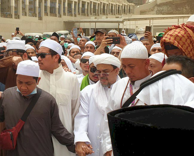 Habib Rizieq Hadiri Pemakaman Mbah Moen Didampingi Opick