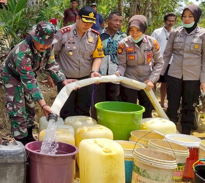 Kemarau Panjang, Polisi Merangin Kirim 10 Ton Air Bersih