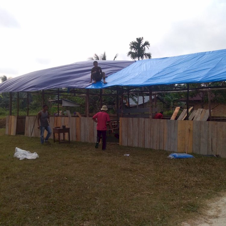 Demi Sekolah, Wali Murid SDN 310 Swadaya Bangun Kelas Beratap Terpal