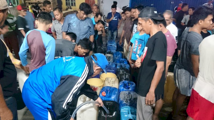 Kemarau Terparah, Warga Tungkal Ngantri Pembagian Air Bersih