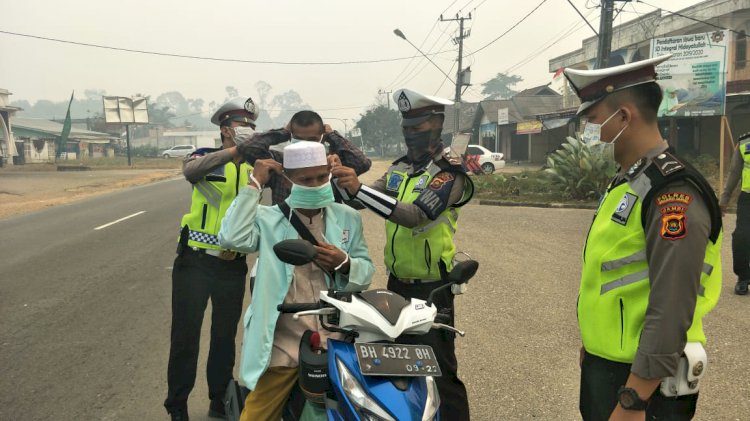 Antisipasi Kabut Asap Kian Tebal Polisi dan BPBD Bagi-bagi Masker