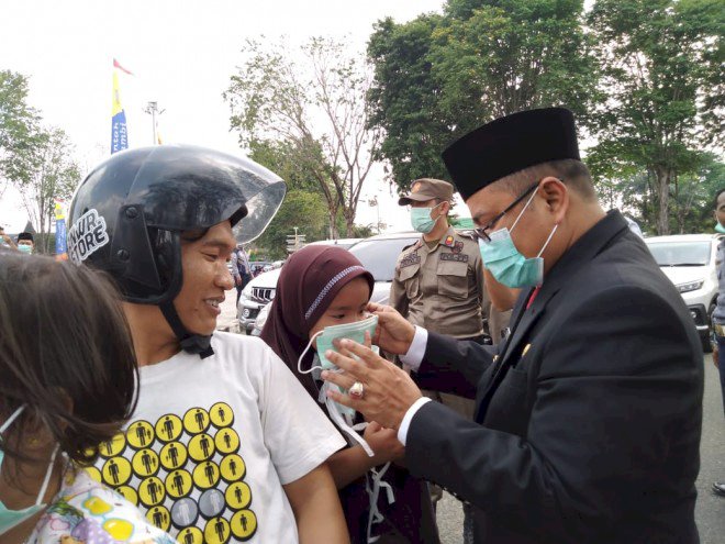 Pemkot Jambi Bagi-bagi Masker ke Pengguna Jalan