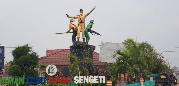 Lapor Pak Jokowi! Gara-gara Asap, Patung Tugu Juang Sengeti Dipasangi Masker