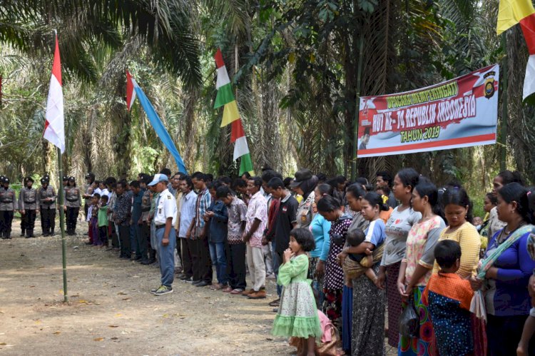 Cinta NKRI, Suku Anak Dalam Jambi Upacara HUT RI dan Dipimpin Kapolres Merangin