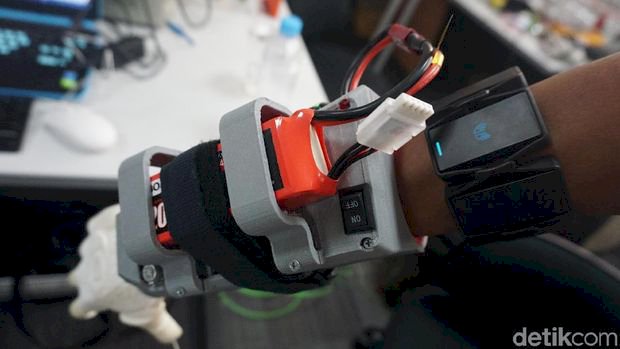 DIRGAHAYU INDONESIA! Tangan Bionik Keren Ini Buatan Anak Bangsa