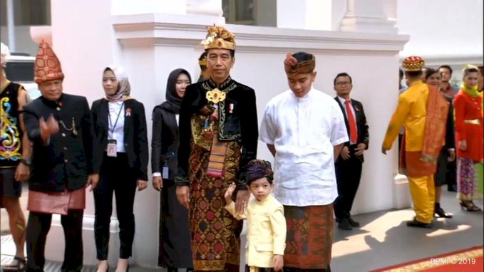 Netizen Histeris Lihat Jan Ethes Pakai Baju Bali