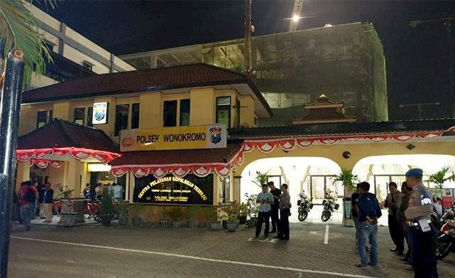 Polsek Wonokromo Diserang Orang Tak Dikenal, Seorang Polisi Terluka