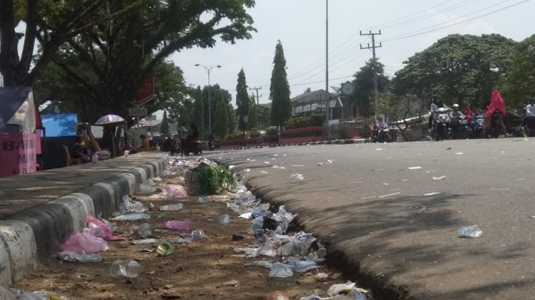 Usai Pawai, Pemandangan Jalan Kota Sarolangun Kotor