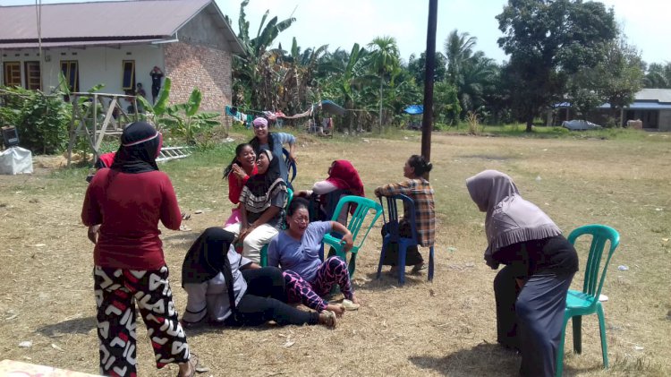 Seru! Emak-emak di Pudak Lomba Goyang Kursi Hingga Patah