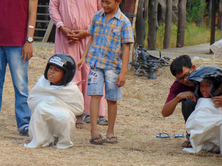 Begini Keseruan Balap Karung Enduro Warga Tanjung Pasir