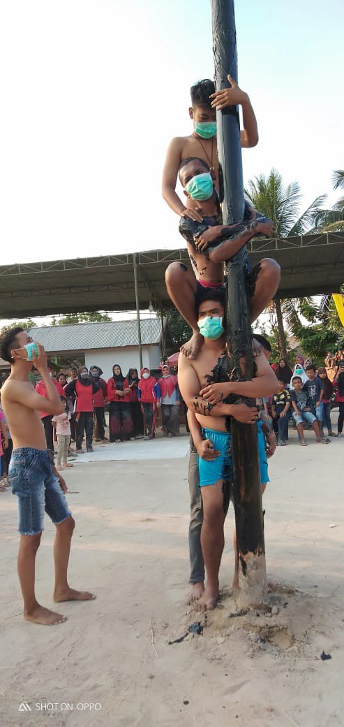 Unik!! Pemuda Aurduri Panjat Pinang HUT RI Pakai Masker