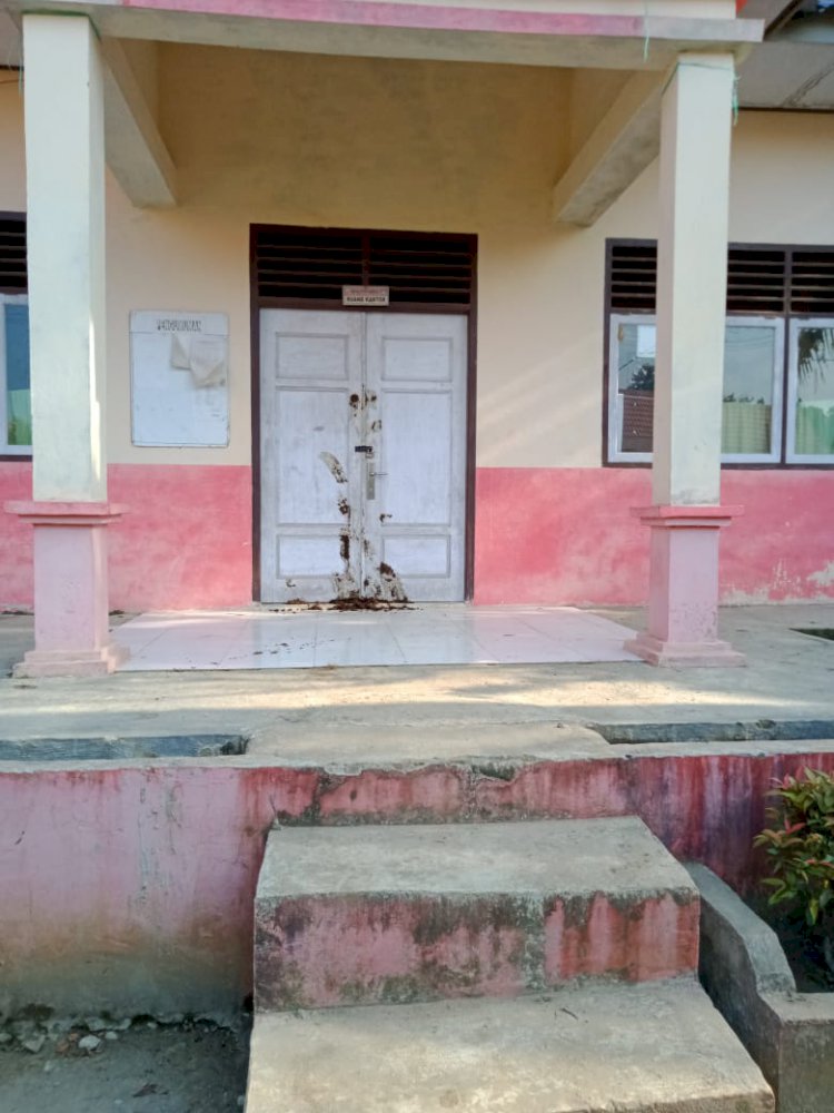 Kesal Tak Peringati HUT RI, Warga Lempari Kotoran Hewan ke SDN 15/VII Sarolangun