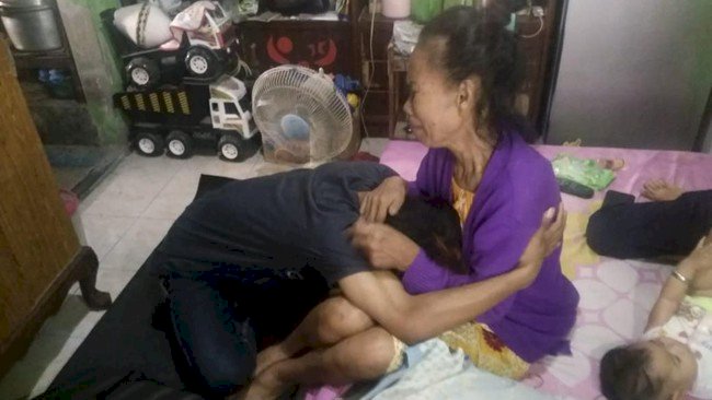 Viral!! Video Anak Durhaka Tendang Kepala Ibu Kandung