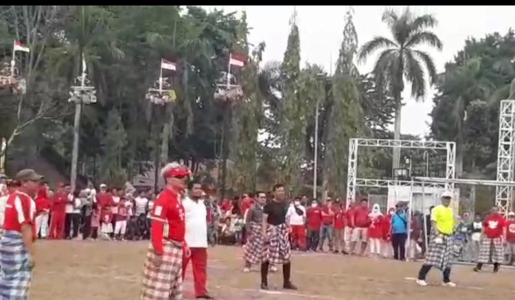 Keceriaan Wako Jambi Main Bola Gunakan Sarung
