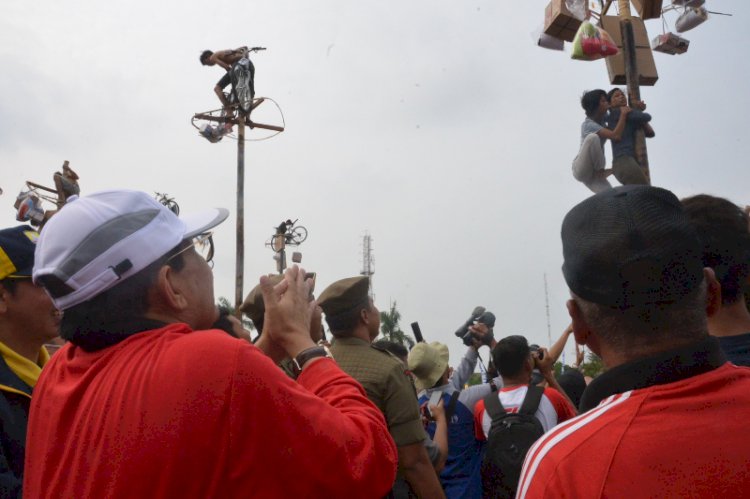 Fachrori Apresiasi Semangat Warga Ikuti Senam, Jalan Santai dan Panjat Pinang