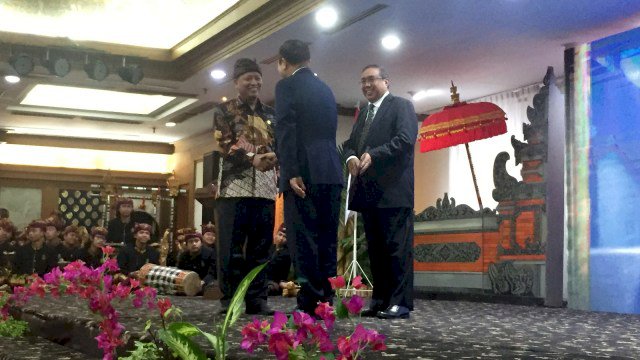 Menristek Dikti Perkenalkan Rektor Orang Asing Pertama di Indonesia
