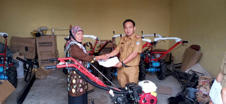 Gunakan Bantuan APBN, Dinas Pertanian Salurkan Bantuan ke Petani