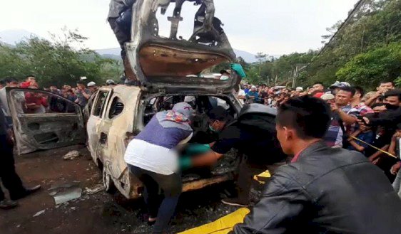 NGERI! Istri Sadis, Bunuh Suami dan Anak Tiri lalu Bakar Mayatnya