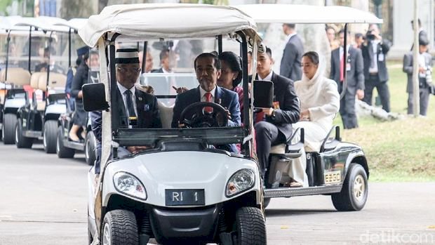 Jokowi Sopir Mobil Golf Ajak Keliling Raja Malaysia di Kebun Raya Bogor