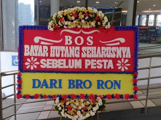 Viral, Pria Ini Tagih Utang Pakai Karangan Bunga di Pesta Pernikahan