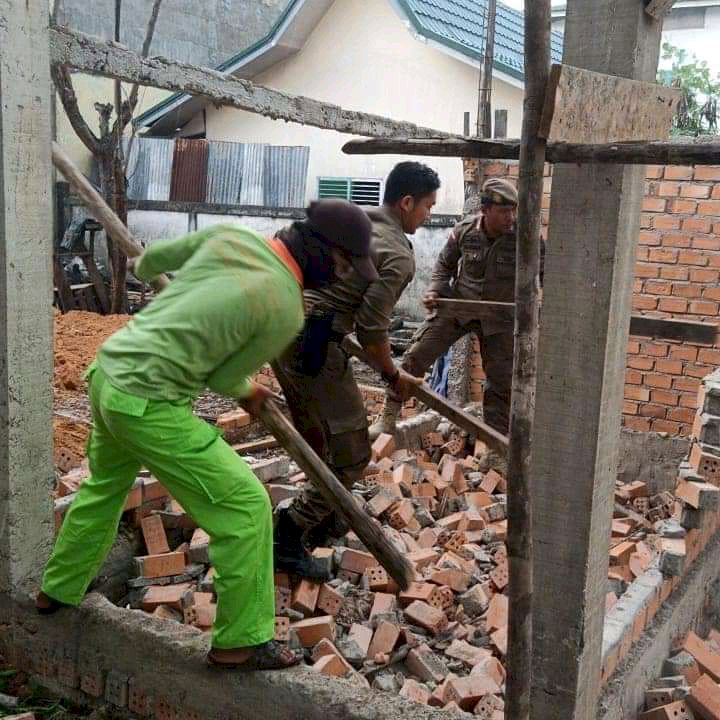 GERAM! Tak Miliki IMB Tiga Kios Pasar Aur Duri Dibongkar Paksa Satpol-PP