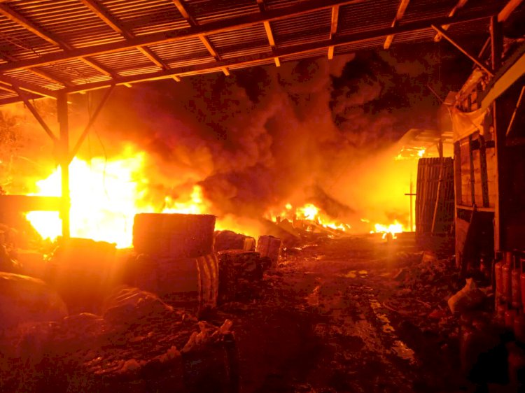 Gudang Vulkanisir Ban dan Rongsokan di Sarolangun Ludes Terbakar