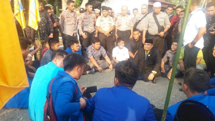 Tiga Jam Demonstrasi, Akhirnya Mahasiswa Ditemui Ketua DPRD Sementara