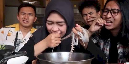 Heboh Video Makan Gurita yang Bergerak, Begini Kata Ria Ricis