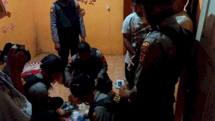 BREAKING NEWS! Asyik Berjudi, Enam Orang Diamankan Polisi