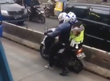Viral! Aksi Polisi 'Nempel' Pemotor yang Mau Kabur dari Busway