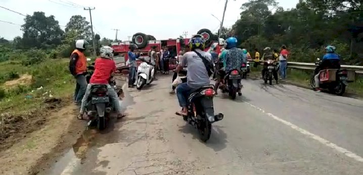 BREAKING NEWS!! Mobil Damkar Terbalik di Jalan Lintas Bungo