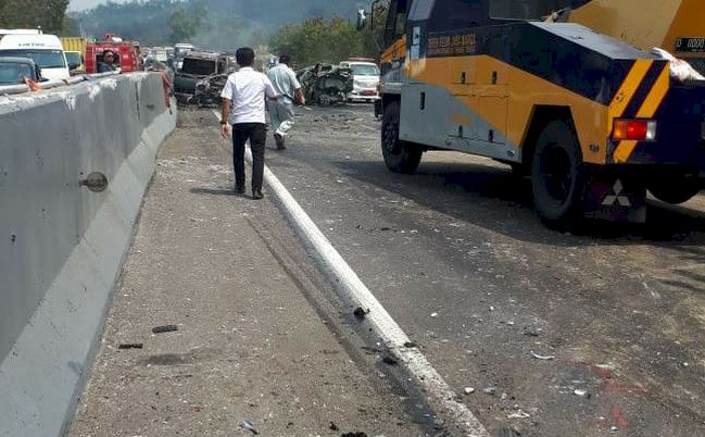 Mobil Tabrakan Beruntun di Tol Purwakarta, 6 Kendaraan Terbakar Hebat