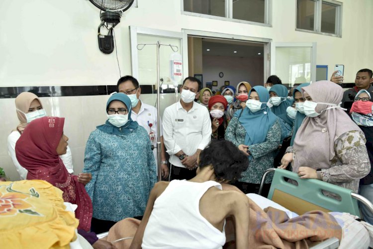 Hj Rahima Bantu Penderita Tumor Paru, Orang Tua Pasien Apresiasi Perhatian Ibu Gubernur
